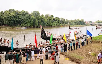  ഗുരു ചെങ്ങന്നൂർ ട്രോഫി ചെങ്ങന്നൂർ ചതയം ജലോത്സവത്തിൽ പങ്കെടുത്ത പള്ളിയോടങ്ങൾ ജലഘോഷയാത്രയിൽ