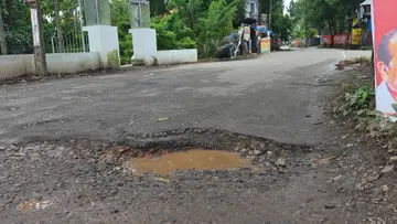 മണലൂർ കമ്പനി പടിക്ക് സമീപം ഏനാമാക്കൽ റോഡിലെ അപകടകരമായ കുഴി
