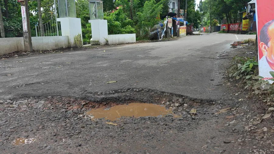 മണലൂർ കമ്പനി പടിക്ക് സമീപം ഏനാമാക്കൽ റോഡിലെ അപകടകരമായ കുഴി