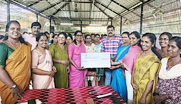 തുറവൂർ പഞ്ചായത്ത് സിഡിഎസ് വായ്പാ വിതരണം വനിതാ കമീഷൻ അംഗം വി ആർ മഹിളാമണി ഉദ്ഘാടനംചെയ്യുന്നു