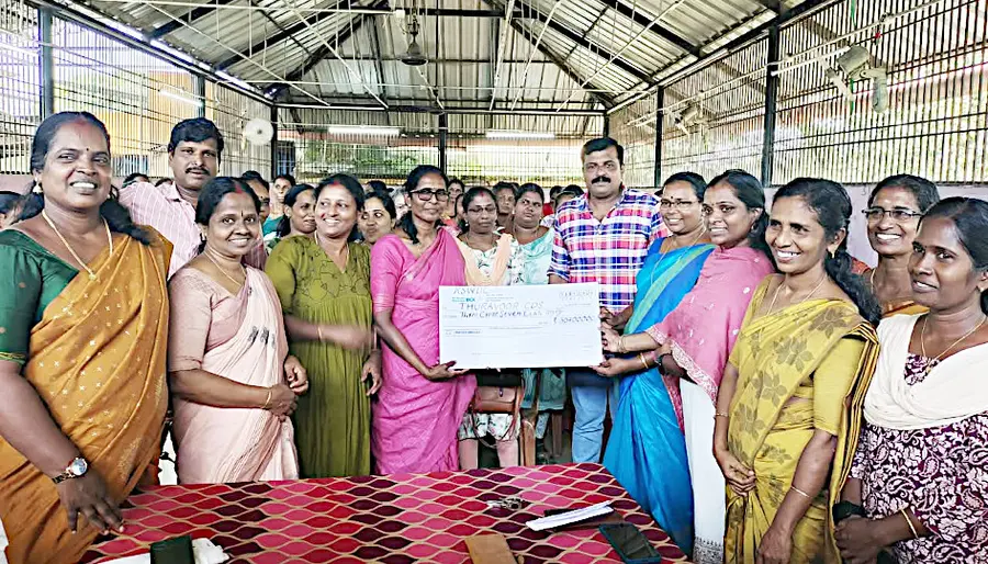 തുറവൂർ പഞ്ചായത്ത് സിഡിഎസ് വായ്പാ വിതരണം വനിതാ കമീഷൻ അംഗം വി ആർ മഹിളാമണി ഉദ്ഘാടനംചെയ്യുന്നു