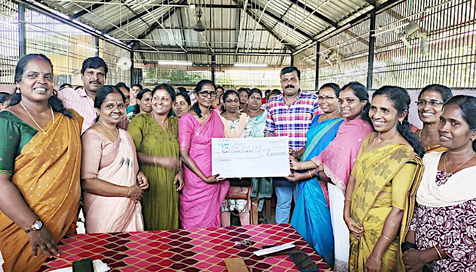 തുറവൂർ പഞ്ചായത്ത് സിഡിഎസ് വായ്പാ വിതരണം വനിതാ കമീഷൻ അംഗം വി ആർ മഹിളാമണി ഉദ്ഘാടനംചെയ്യുന്നു
