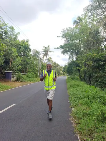 മുളങ്ങിലെ വീട്ടിലേക്ക് ഓടിയെത്തുന്ന  കൃഷ്ണേട്ടൻ 