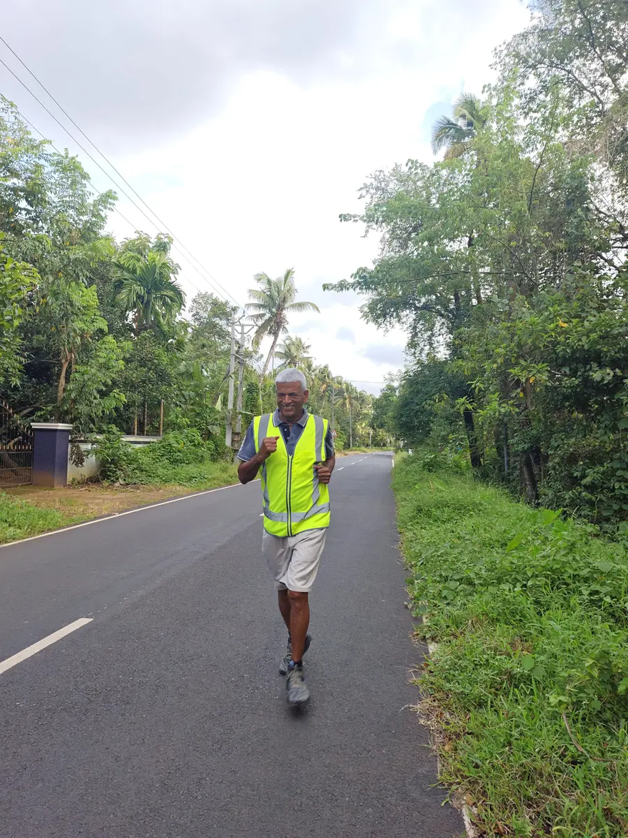 മുളങ്ങിലെ വീട്ടിലേക്ക് ഓടിയെത്തുന്ന  കൃഷ്ണേട്ടൻ 