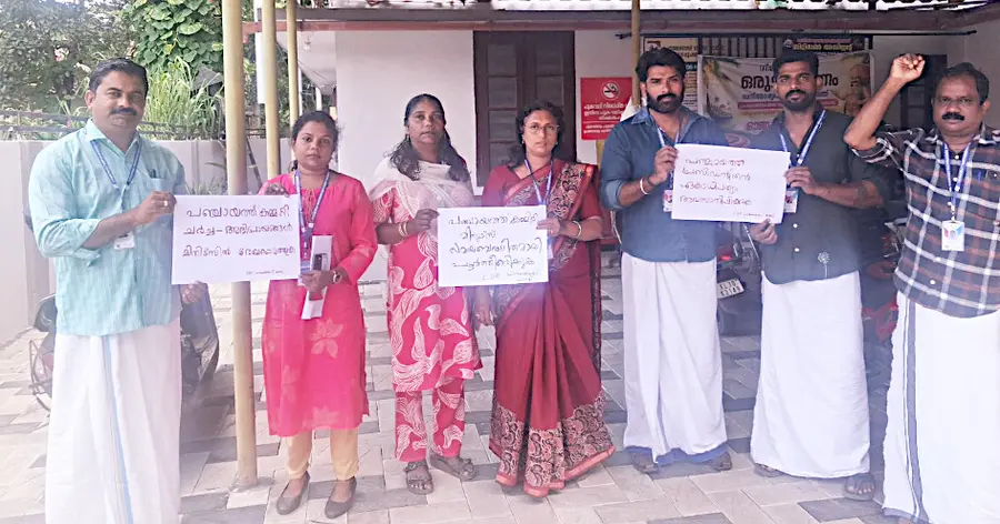 ചെന്നിത്തല പഞ്ചായത്ത് കമ്മിറ്റി ബഹിഷ്‌കരിച്ച എൽഡിഎഫ് അംഗങ്ങൾ ഓഫീസിന്‌ മുന്നിൽ ധർണ നടത്തുന്നു