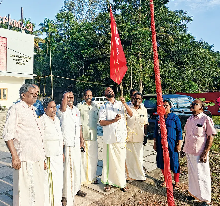 കർഷകസംഘം സംസ്ഥാന സമ്മേളനത്തിന്റെ ഭാഗമായി കഞ്ഞിക്കുഴി ഏരിയ കമ്മിറ്റി ഓഫീസിന്‌ മുന്നിൽ  സംഘാടകസമിതി ചെയർമാൻ ബി സലിം പതാക ഉയർത്തുന്നു