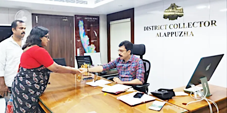 കളർകോഡ് ജംങ്ഷനിൽ മേൽപ്പാലം നിർമ്മിക്കണമെന്നാവശ്യപ്പെട്ട് നഗരസഭ വികസന സ്ഥിരംസമിതി അധ്യക്ഷ മായാ രാജേന്ദ്രൻ കലക്ടർക്ക് നിവേദനം നൽകുന്നു