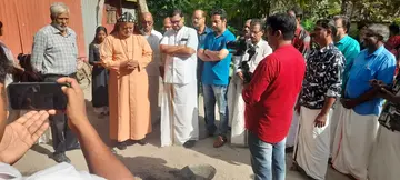 ഗോപാലകൃഷ്ണൻ -– ലേഖ ദമ്പതികൾക്ക് ഹരിപ്പാട് കരുതൽ ഉച്ചയൂണ്
കൂട്ടായ്മ നിർമിച്ചുനൽകുന്ന വീടിന് ബിഷപ് ജോഷ്വാ മാർ ഇഗ്നാത്തിയോസ്
കല്ലിടുന്നു