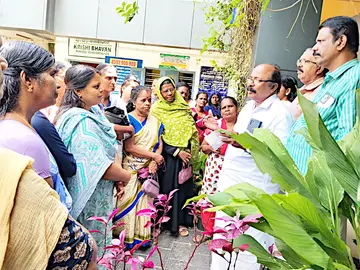 തൊഴിലുറപ്പ് തൊഴിലാളികളെ വാർഡ് മാറ്റി ഒരു ദിവസത്തെ പണി നൽകാൻ തീരുമാനിച്ച നടപടിക്കെതിരെ മുഹമ്മ പഞ്ചായത്ത് ഓഫീസിന് മുന്നിലെ പ്രതിഷേധ യോഗത്തിൽ എൻ ആർ ഇ ജി വർക്കേഴ്സ് യൂണിയൻ ഏരിയ സെക്രട്ടറി ഡി ഷാജി സംസാരിക്കുന്നു