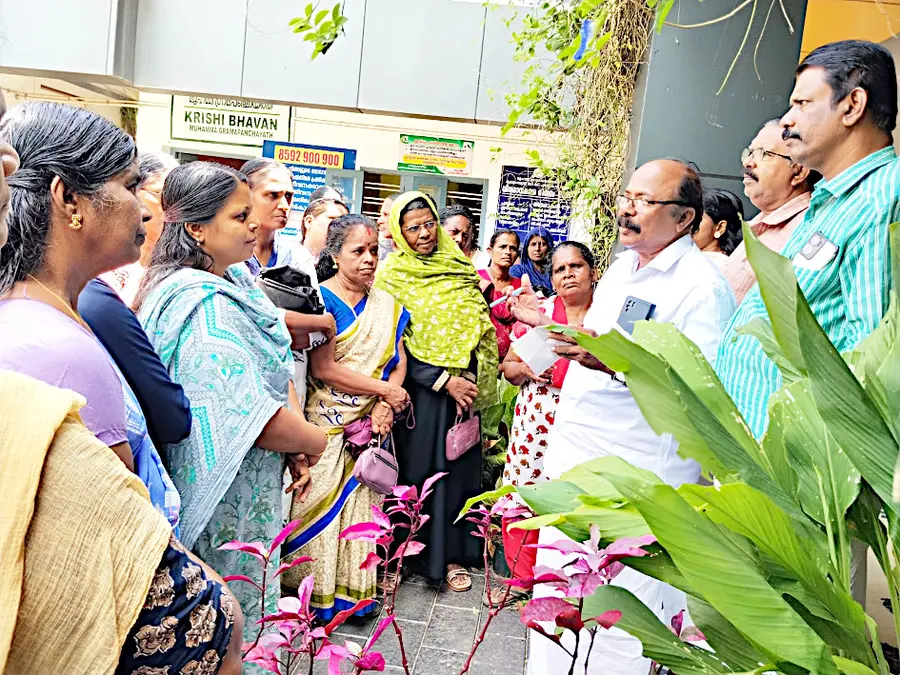 തൊഴിലുറപ്പ് തൊഴിലാളികളെ വാർഡ് മാറ്റി ഒരു ദിവസത്തെ പണി നൽകാൻ തീരുമാനിച്ച നടപടിക്കെതിരെ മുഹമ്മ പഞ്ചായത്ത്‌ ഓഫീസിന് മുന്നിലെ  പ്രതിഷേധ യോഗത്തിൽ  എൻ ആർ ഇ ജി വർക്കേഴ്സ് യൂണിയൻ ഏരിയ സെക്രട്ടറി ഡി ഷാജി സംസാരിക്കുന്നു