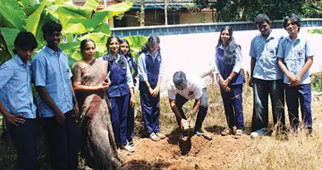 ലോകനാളികേര ദിനാചരണം നടുവട്ടം വിഎച്ച്എസ് എൻഎസ്എസ് യൂണിറ്റ്  തൈ നടീൽ വാർഡംഗം വി എസ് ശ്യാം ശങ്കർ ഉദ്ഘാടനംചെയ്യുന്നു