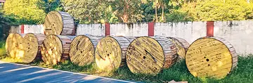 രാജസ്ഥാനിൽനിന്നെത്തിച്ച വൈദ്യുത കേബിൾ ഇരമത്തൂർ ഇരട്ടക്കുളങ്ങര ക്ഷേത്രത്തിന്‌ സമീപം ഇറക്കിയപ്പോൾ