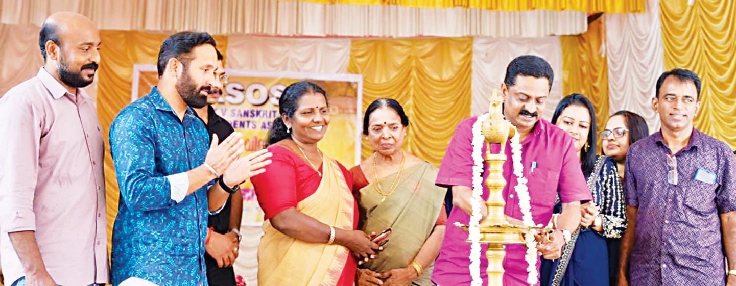 മുതുകുളം കെ വി സംസ്‌കൃത ഹയർസെക്കൻഡറി സ്‌കൂളിൽ നടന്ന പൂർവവിദ്യാർഥി സംഗമം ’ഓർമച്ചെപ്പ്'  ബ്ലോക്ക്‌ പഞ്ചായത്ത്‌ പ്രസിഡന്റ്‌ അഡ്വ. ടി എസ് താഹ ഉദ്ഘാടനംചെയ്യുന്നു