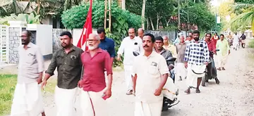 ചേപ്പാട് - – വന്ദികപ്പള്ളി റോഡ് സഞ്ചാരയോഗ്യമാക്കണമെന്ന് ആവശ്യപ്പെട്ട്  സിപിഐ എം ചേപ്പാട് പടിഞ്ഞാറ് ലോക്കൽ കമ്മിറ്റി സംഘടിപ്പിച്ച പ്രതിഷേധ പ്രകടനം