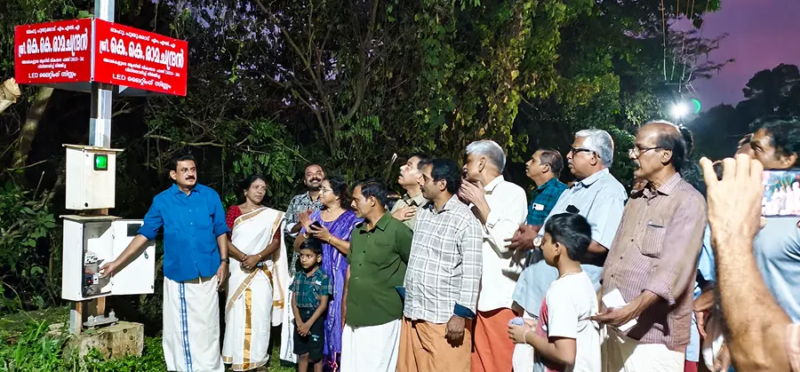 ആമ്പല്ലൂർ വടക്കുമുറിയിൽ സ്ഥാപിച്ച മിനി മാസ്റ്റ് ലൈറ്റ് കെ കെ രാമചന്ദ്രൻ എംഎൽഎ ഉദ്ഘാടനം ചെയ്യുന്നു 