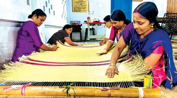 കിള്ളിമംഗലം പുൽപ്പായ നെയ് ത്ത് സംഘത്തിൽ പുൽപ്പായകൾ തയ്യാറാക്കുന്ന വനിതകൾ