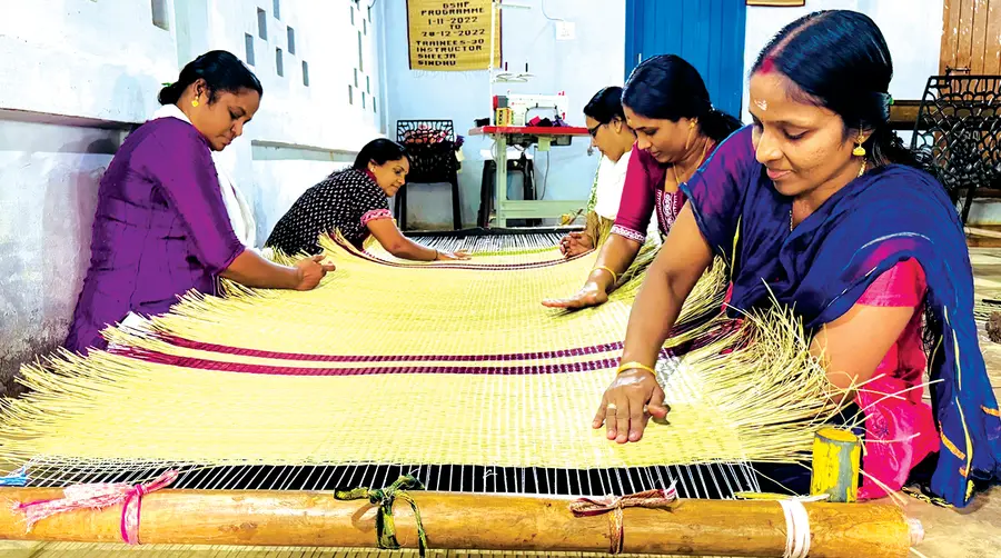 കിള്ളിമംഗലം പുൽപ്പായ നെയ് ത്ത് സംഘത്തിൽ പുൽപ്പായകൾ തയ്യാറാക്കുന്ന വനിതകൾ
