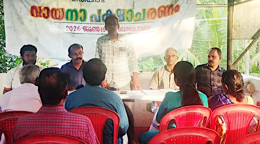 തണ്ണീർമുക്കം മേഖലയിലെ ലൈബ്രറികളുടെ സമ്പൂർണ ഡിജിറ്റലൈസേഷൻ പ്രഖ്യാപനം കരിക്കാട് എ കെ ജി ഗ്രന്ഥശാലയിൽ കേരള ലൈബ്രറി കൗൺസിൽ താലൂക്ക് വൈസ്പ്രസിഡന്റ് ടി ബി ഭാർഗവൻ ഉദ്ഘാടനംചെയ്യുന്നു