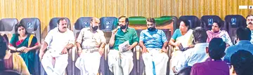 മണലൂർ മണ്ഡലത്തിൽ നടപ്പാക്കുന്ന പദ്ധതികൾക്ക് രൂപം നൽകാൻ ചേർന്ന യോഗത്തിൽ  സി രവീന്ദ്രനാഥ്  എംഎൽഎ പദ്ധതികൾ വിശദീകരിക്കുന്നു