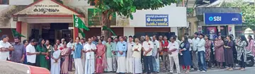 ബുധനൂർ പഞ്ചായത്ത് മൈതാനത്ത് ഡ്രൈവിങ് ടെസ്റ്റ് നിർത്തിയ തീരുമാനം പിൻവലിക്കണമെന്നാവശ്യപ്പെട്ട് പഞ്ചായത്ത് ഓഫീസിന് മുന്നിൽ സംഘടിപ്പിച്ച ജനകീയ ധർണ ജില്ലാ വർക്കിങ് പ്രസിഡന്റ് ഗിരീഷ് ഇലഞ്ഞിമേൽ ഉദ്ഘാടനംചെയ്യുന്നു