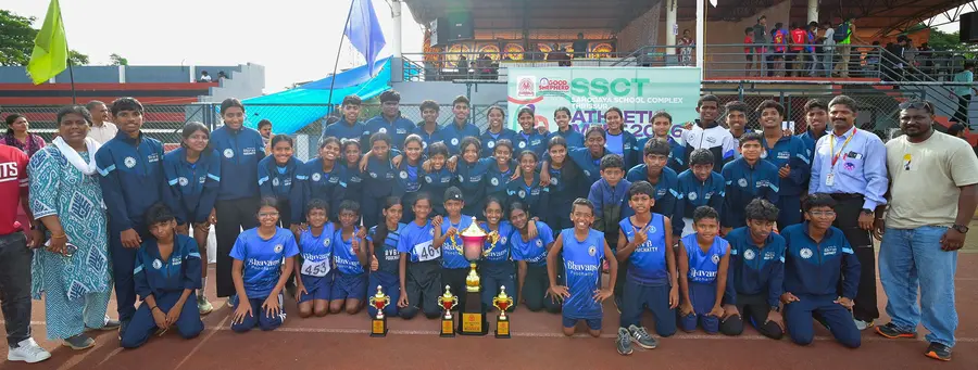 സഹോദയ അത്‌ലറ്റിക് മീറ്റിൽ ഓവറോൾ കിരീടം നേടിയ എരവിമംഗലം ബിവിബി വിദ്യാമന്ദിർ ടീം 