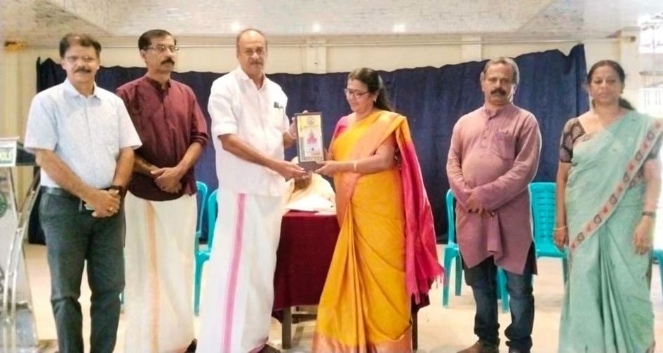 കുരട്ടിക്കാട് ശ്രീ ഭുവനേശ്വരി സ്‌കൂളിൽ സംഘടിപ്പിച്ച പുസ്‌തകോത്സവം കഥാകൃത്ത് ശോഭന രാജേന്ദ്രൻ ഉദ്ഘാടനംചെയ്യുന്നു