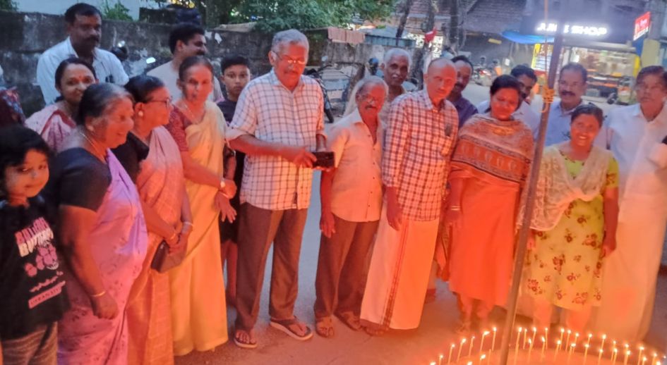ഗ്രന്ഥശാലാ സംഘം രൂപംകൊണ്ടതിന്റെ സ്‌മരണ പുതുക്കി പി കെ മെമ്മോറിയൽ ഗ്രന്ഥശാലയിൽ ദീപം പ്രകാശിച്ചപ്പോൾ