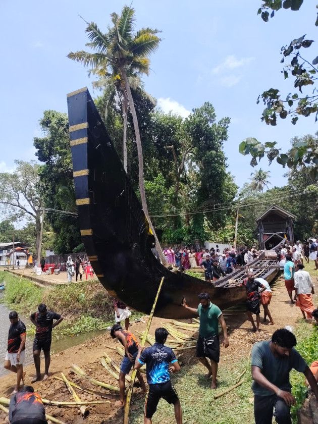 ചെന്നിത്തല പള്ളിയോടം  പള്ളിയോടപ്പുരയിലേക്ക് എത്തിക്കുന്നു