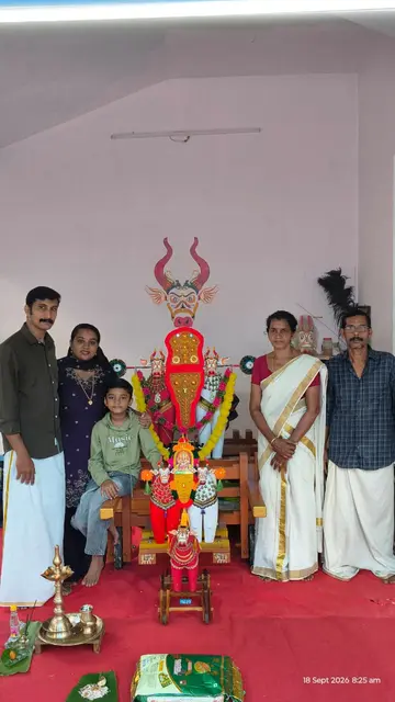 അനീഷും കുടുംബവും നന്ദികേശ ശിൽപ്പവുമായി