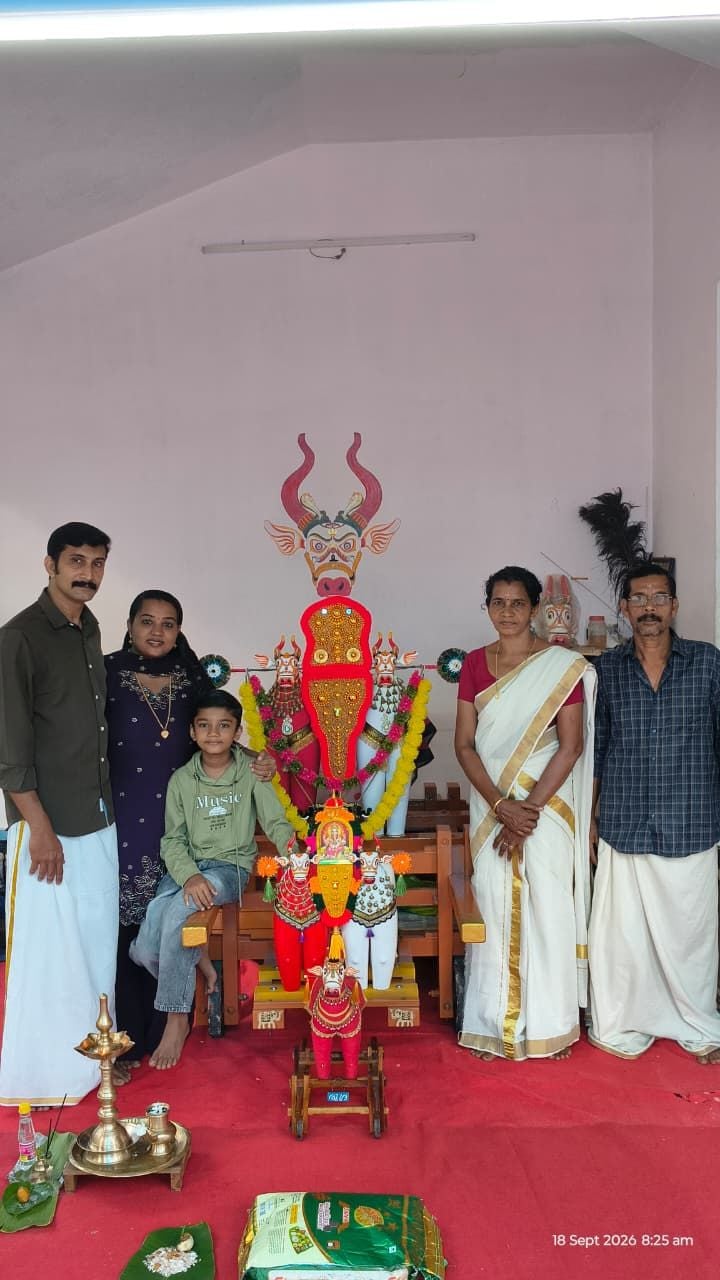 അനീഷും കുടുംബവും നന്ദികേശ ശിൽപ്പവുമായി