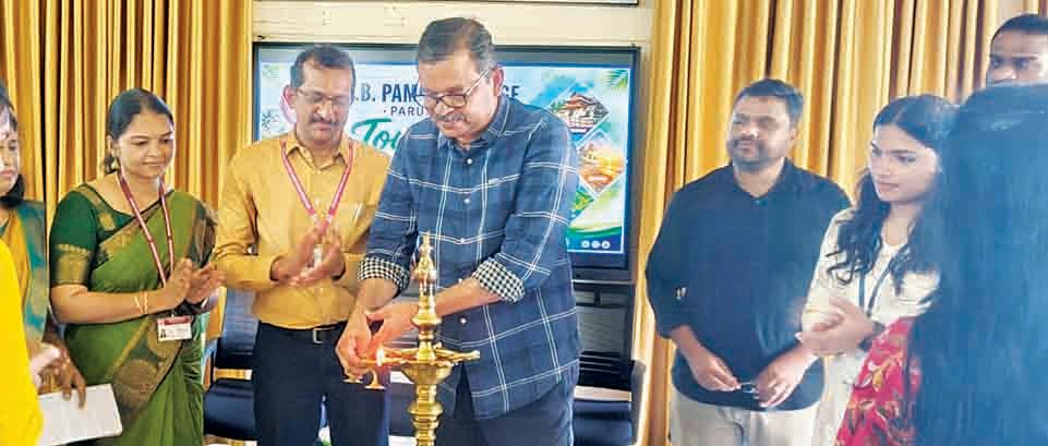 പരുമല ഡി ബി പമ്പാ കോളേജിലെ ടൂറിസം ക്ലബ് പുനലൂർ ഫോറസ്റ്റ് ഡിവിഷൻ ഡിഎഫ്ഒ സി കെ ഹാബി ഉദ്ഘാടനം ചെയ്യുന്നു