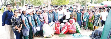 ലോക സമുദ്ര ദിനാചരണത്തിന്റെയും അന്താരാഷ്ട്ര തീരദേശ ശുചീകരണ ദിനത്തിന്റെയും ഭാഗമായി മാരാരിക്കുളം വടക്ക് പഞ്ചായത്ത് മാരാരി ബീച്ച് ശുചീകരിച്ചപ്പോൾ