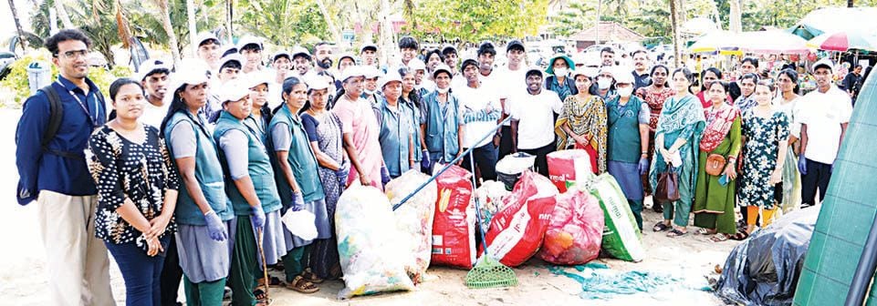 ലോക സമുദ്ര ദിനാചരണത്തിന്റെയും അന്താരാഷ്ട്ര തീരദേശ ശുചീകരണ ദിനത്തിന്റെയും ഭാഗമായി  മാരാരിക്കുളം വടക്ക് പഞ്ചായത്ത്‌ മാരാരി ബീച്ച് ശുചീകരിച്ചപ്പോൾ 