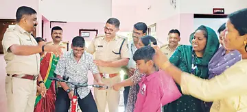 വെളിയനാട് ബിആർസിയിലെ ചങ്ങാതിക്കൂട്ടത്തിന് കൈനടി ജനമൈത്രി പൊലീസ് സൈക്കിൾ സമ്മാനിച്ചപ്പോൾ