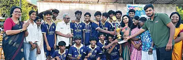 സഹോദയ ഫുട്ബോൾ ടൂർണമെന്റിൽ അണ്ടർ 19 വിഭാഗത്തിൽ ജേതാക്കളായ ആലപ്പുഴ ബിലീവേഴ്സ് ഇംഗ്ലീഷ് മിഡിയം സ‍്കൂൾ ട്രോഫി ഏറ്റുവാങ്ങുന്നു