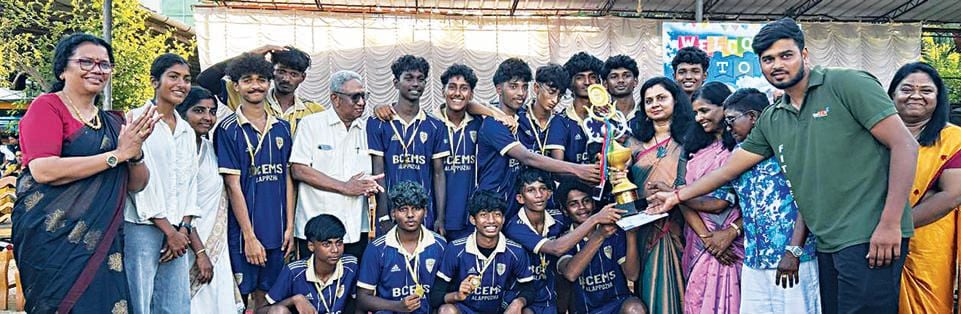സഹോദയ ഫുട്ബോൾ ടൂർണമെന്റിൽ അണ്ടർ 19 വിഭാഗത്തിൽ ജേതാക്കളായ ആലപ്പുഴ ബിലീവേഴ്സ് ഇംഗ്ലീഷ് മിഡിയം സ‍്കൂൾ ട്രോഫി ഏറ്റുവാങ്ങുന്നു