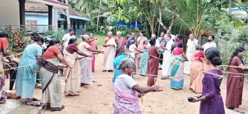 സിഐടിയു ജില്ലാ സമ്മേളനത്തിന്റെ ഭാഗമായി നടന്ന കയർ കൈ തേപ്പ് മത്സരം