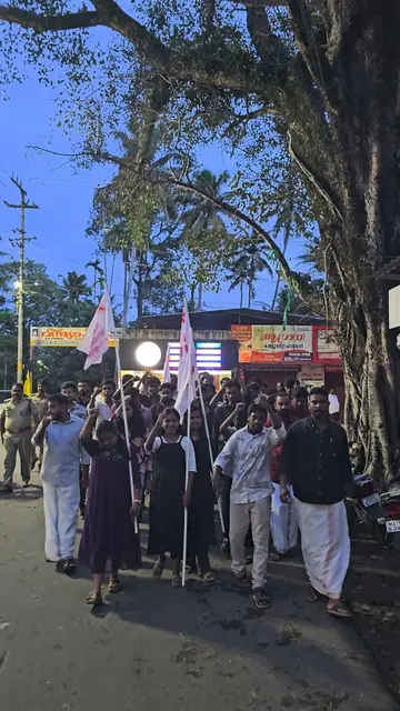 ആക്രമണത്തിൽ പ്രതിഷേധിച്ച് കല്ലേലിഭാഗത്ത് എസ്എഫ്ഐ–
ഡിവൈഎഫ്ഐ പ്രവർത്തകർ നടത്തിയ പ്രകടനം