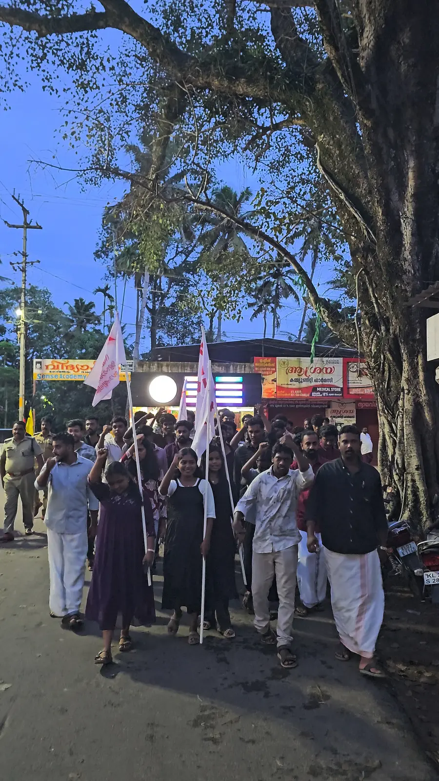 ആക്രമണത്തിൽ പ്രതിഷേധിച്ച് കല്ലേലിഭാഗത്ത് എസ്എഫ്ഐ–
ഡിവൈഎഫ്ഐ പ്രവർത്തകർ നടത്തിയ പ്രകടനം