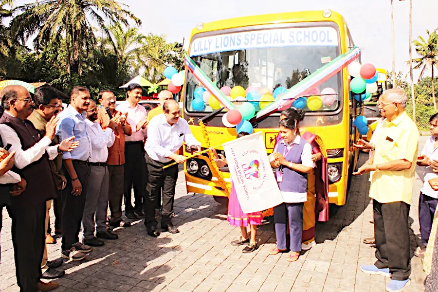 പുലിയൂർ ലില്ലി ലയൺസ് സ്‌പെഷ്യൽ സ്‌കൂൾ ആൻഡ് വൊക്കേഷണൽ  ട്രെയിനിങ് സെന്ററിന് കെഎസ്ഐഡിസി അനുവദിച്ച  സ്‌കൂൾ ബസ്  അഡീഷണൽ ചീഫ് സെക്രട്ടറി എപിഎം മുഹമ്മദ് ഹനീഷ് ഫ്ലാഗ് ഓഫ് ചെയ്യുന്നു