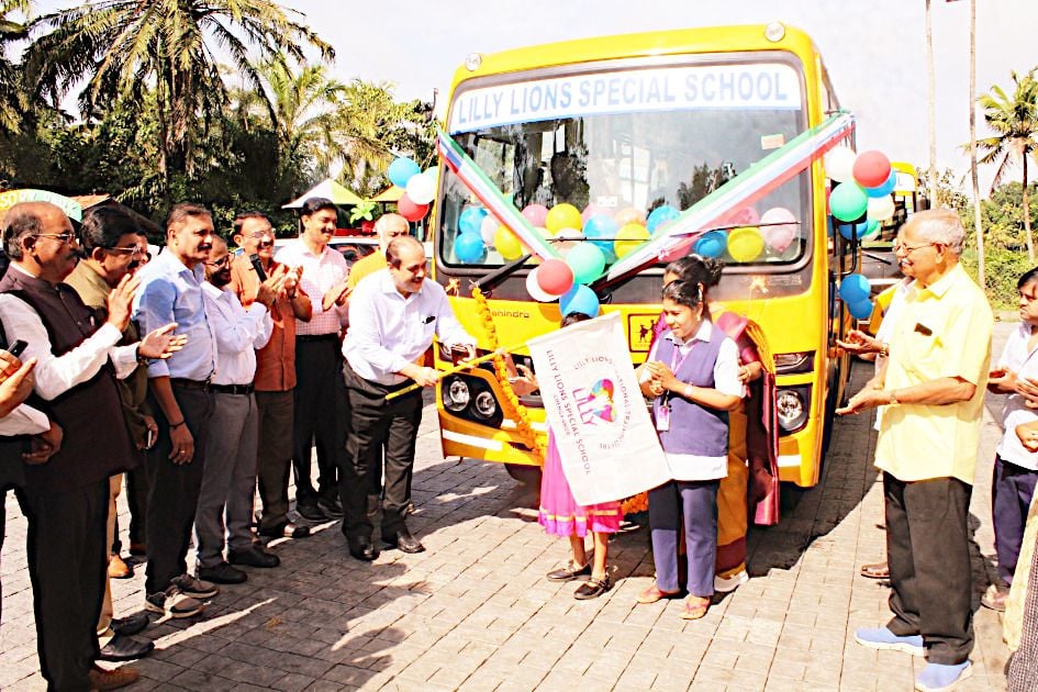 പുലിയൂർ ലില്ലി ലയൺസ് സ്‌പെഷ്യൽ സ്‌കൂൾ ആൻഡ് വൊക്കേഷണൽ  ട്രെയിനിങ് സെന്ററിന് കെഎസ്ഐഡിസി അനുവദിച്ച  സ്‌കൂൾ ബസ്  അഡീഷണൽ ചീഫ് സെക്രട്ടറി എപിഎം മുഹമ്മദ് ഹനീഷ് ഫ്ലാഗ് ഓഫ് ചെയ്യുന്നു