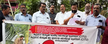കുട്ടനാട് താലൂക്ക് ചെത്തുതൊഴിലാളി യൂണിയനും താലൂക്ക് മദ്യ വ്യവസായ തൊഴിലാളി യൂണിയനും സംയുക്തമായി  സംഘടിപ്പിച്ച എക്സൈസ് സർക്കിൾ ഓഫീസ്  മാർച്ചും ധർണയും ഫെഡറേഷൻ ജനറൽ സെക്രട്ടറി കെ പ്രസാദ് ഉദ്ഘാടനംചെയ്യുന്നു