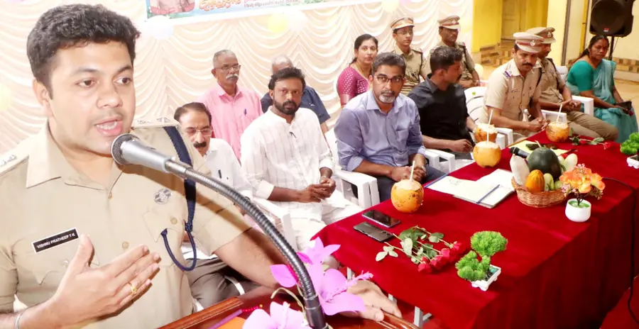 ശാരീരിക വൈകല്യത്തെ തുടർന്ന് പഠനം മുടങ്ങിയ വിദ്യാർഥിക്ക് എബി വിലാസം സ്കൂളിലെ എസ്പിസി നൽകുന്ന ഇലക്ട്രിക് വീൽ ചെയർ കൈമാറാൻ ചേർന്ന സമ്മേളനം ജില്ലാ പൊലീസ് മേധാവി ടി കെ വിഷ്ണു പ്രദീപ് ഉദ്ഘാടനം ചെയ്യുന്നു