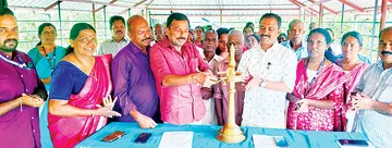 കഞ്ഞിക്കുഴി പഞ്ചായത്ത് ആയുർവേദ ആശുപത്രിയില് ദേശീയ ആയുർവേദ ദിനാചരണത്തിന്റെ പഞ്ചായത്ത് തല ഉദ്ഘാടനം ജില്ലാ പഞ്ചായത്ത് സ്ഥിരംസമിതി അധ്യക്ഷൻ എസ് രാധാകൃഷ്ണൻ നടത്തുന്നു