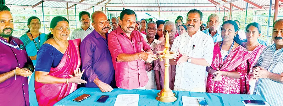 കഞ്ഞിക്കുഴി പഞ്ചായത്ത് ആയുർവേദ ആശുപത്രിയില് ദേശീയ ആയുർവേദ ദിനാചരണത്തിന്റെ പഞ്ചായത്ത് തല ഉദ്ഘാടനം ജില്ലാ പഞ്ചായത്ത് സ്ഥിരംസമിതി അധ്യക്ഷൻ എസ് രാധാകൃഷ്ണൻ നടത്തുന്നു