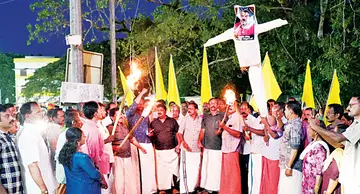ശ്രീനാരായണ ഗുരുവിനെയും എസ്എൻഡിപി യോഗത്തെയും തുടർച്ചയായി  സാമൂഹിക മാധ്യമങ്ങളിലൂടെ അധിക്ഷേപിക്കുന്ന നിലപാടുകൾക്കെതിരെ  കണിച്ചുകുളങ്ങരയിൽ നടന്ന പ്രതിഷേധം