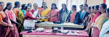 ജനാധിപത്യ മഹിളാ അസോസിയേഷൻ ചെങ്ങന്നൂർ ഏരിയ കമ്മിറ്റി ചേർത്ത സ്ത്രീശബ്ദം വാരികയുടെ വരിസംഖ്യയും ലിസ്റ്റും ജില്ലാ പ്രസിഡന്റ് ലീലാ അഭിലാഷ്, ഏരിയ സെക്രട്ടറി ഹേമലത മോഹനിൽ നിന്നും ഏറ്റുവാങ്ങുന്നു
