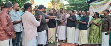 ശ്രീനാരായണ പുരം പളളിനടയിൽ ദേശീയപാതയിൽ അടിപ്പാത അനുവദിക്കണമെന്ന് ആവശ്യപ്പെട്ട് കേന്ദ്രമന്ത്രി നിതിൻ ഗഡ്കരിക്ക് മെയിൽ സന്ദേശമയക്കുന്ന സമരം വി എസ് സുനിൽകുമാർ ഉദ്ഘാടനം ചെയ്യുന്നു