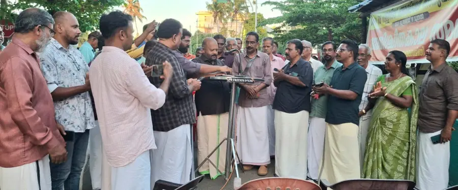 ശ്രീനാരായണ പുരം പളളിനടയിൽ ദേശീയപാതയിൽ അടിപ്പാത അനുവദിക്കണമെന്ന് ആവശ്യപ്പെട്ട് കേന്ദ്രമന്ത്രി  നിതിൻ ഗഡ്കരിക്ക് മെയിൽ സന്ദേശമയക്കുന്ന സമരം വി എസ് സുനിൽകുമാർ ഉദ്ഘാടനം ചെയ്യുന്നു