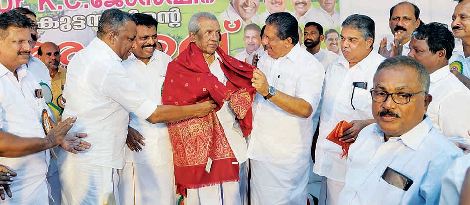 ഡോ.  കെ സി ജോസഫിനെ കുട്ടനാട്ടിലെ സര്‍വ്വകക്ഷി യോഗത്തിന്റെ നേതൃത്വത്തില്‍ ആദരിക്കുന്ന ചടങ്ങ്  മന്ത്രി മോന്‍സ് ജോസഫ് ഉദ്ഘാടനംചെയ്യുന്നു